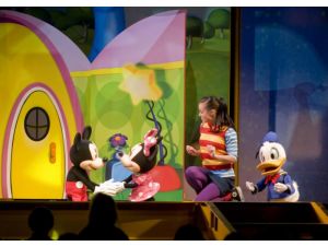 Article Tab: donald-stage-mickey-duck