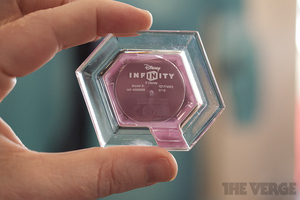 Disney_infinity_hands_on4_1020_medium